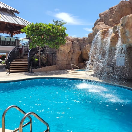 Pool und Wasserfallanlage im Resort