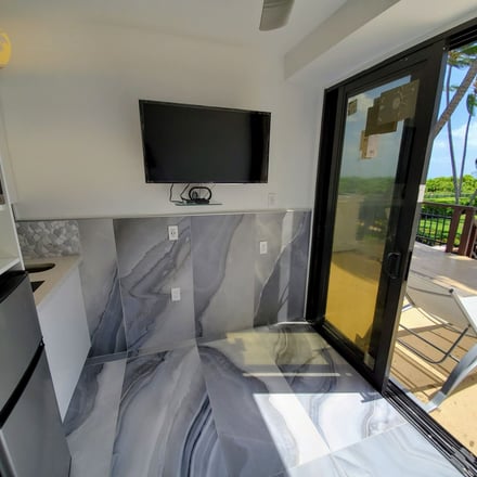 Innenbereich der Cabana mit Smart-TV und Kochnische