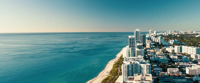 Vista aérea de las piscinas del complejo The Alexander y la costa de Miami Beach