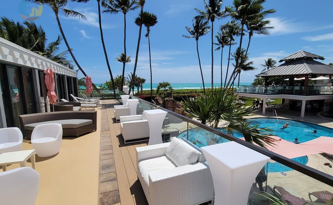 Luftaufnahme der Pools und des Meeres am Resort The Alexander Miami Beach
