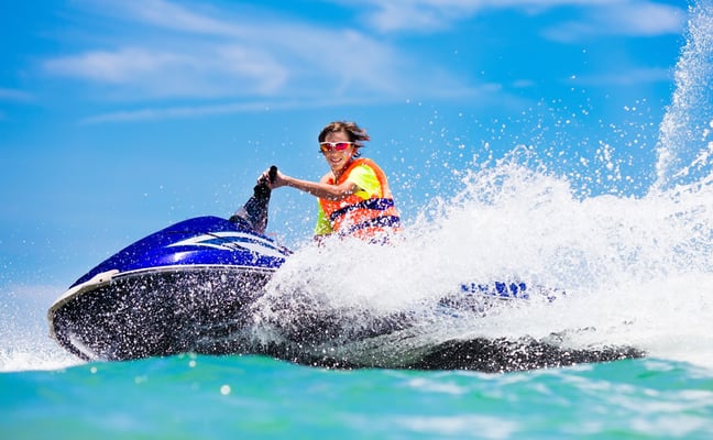 Wassersport auf dem blauen Meer vor Miami Beach
